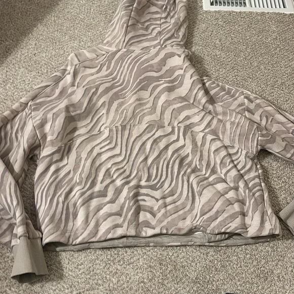 Sweaty Betty Cropped Hoodie in Ivory Tiger Print Medium - Picture 7 of 9